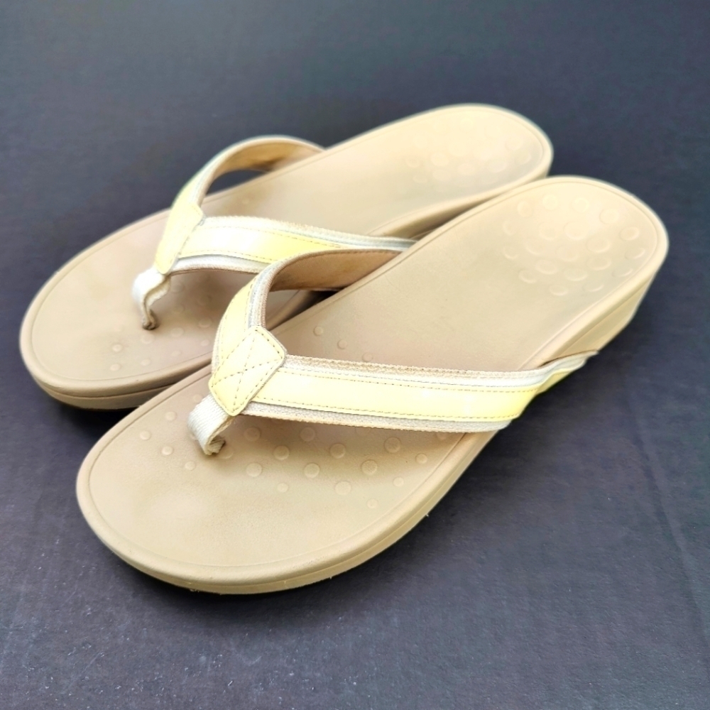 VIONIC Women's High Tide  Cream White Patent Platform Flip Flop Sandals Size 9